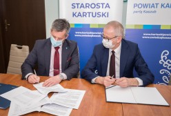 Podpisanie umowy przez Starostę Kartuskiego Bogdana Łapę i Wicestarostę Piotra Fikusa.